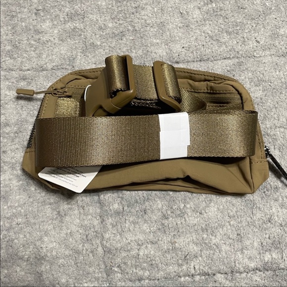 Lululemon Everywhere Belt Bag - Picture 7 of 7